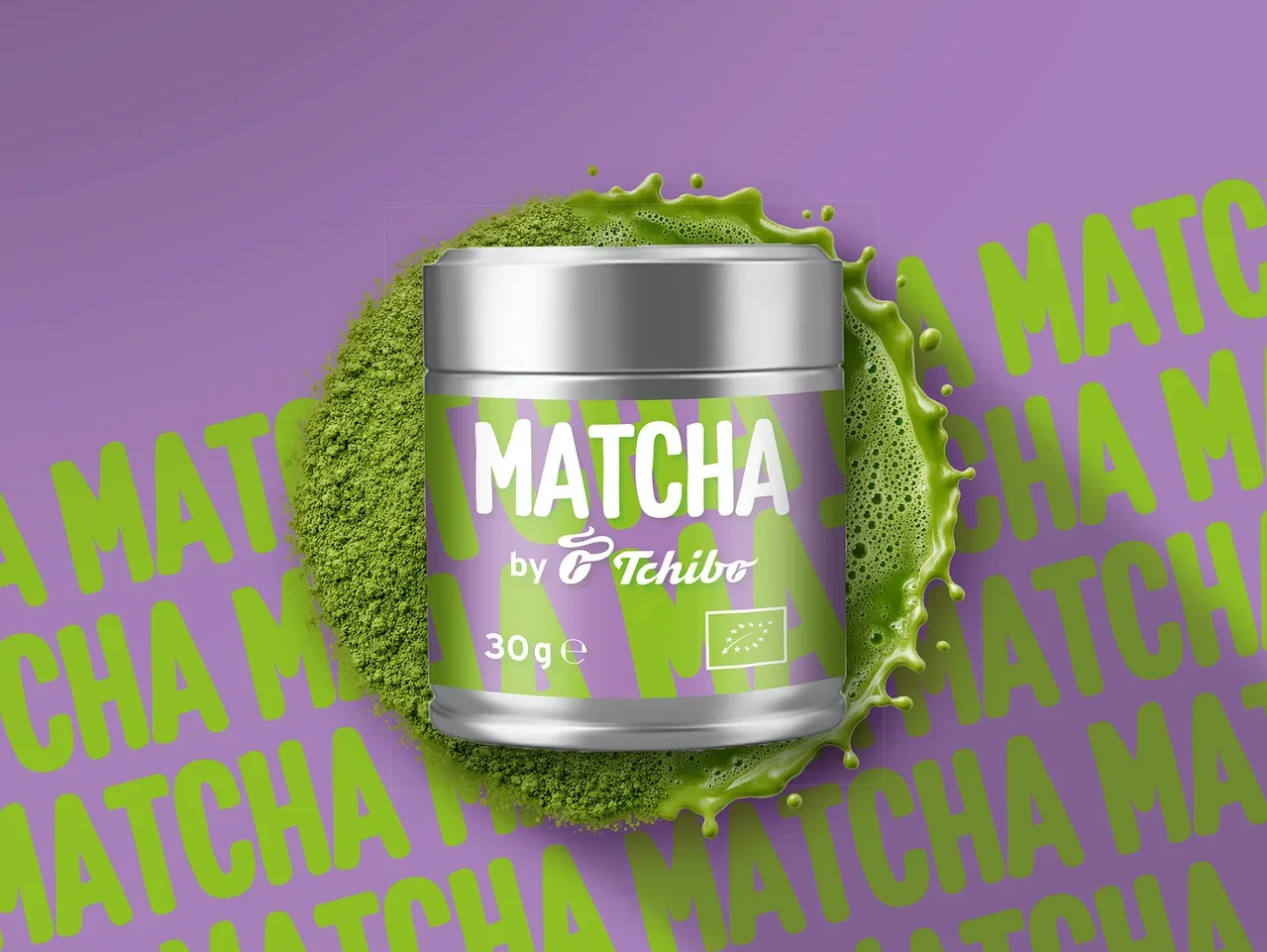Silberne Dose Matcha von Tchibo mit lila Etikett, umgeben von grünem Matchapulver und Spritzern, auf lila Hintergrund mit wiederholtem Matcha-Schriftzug.