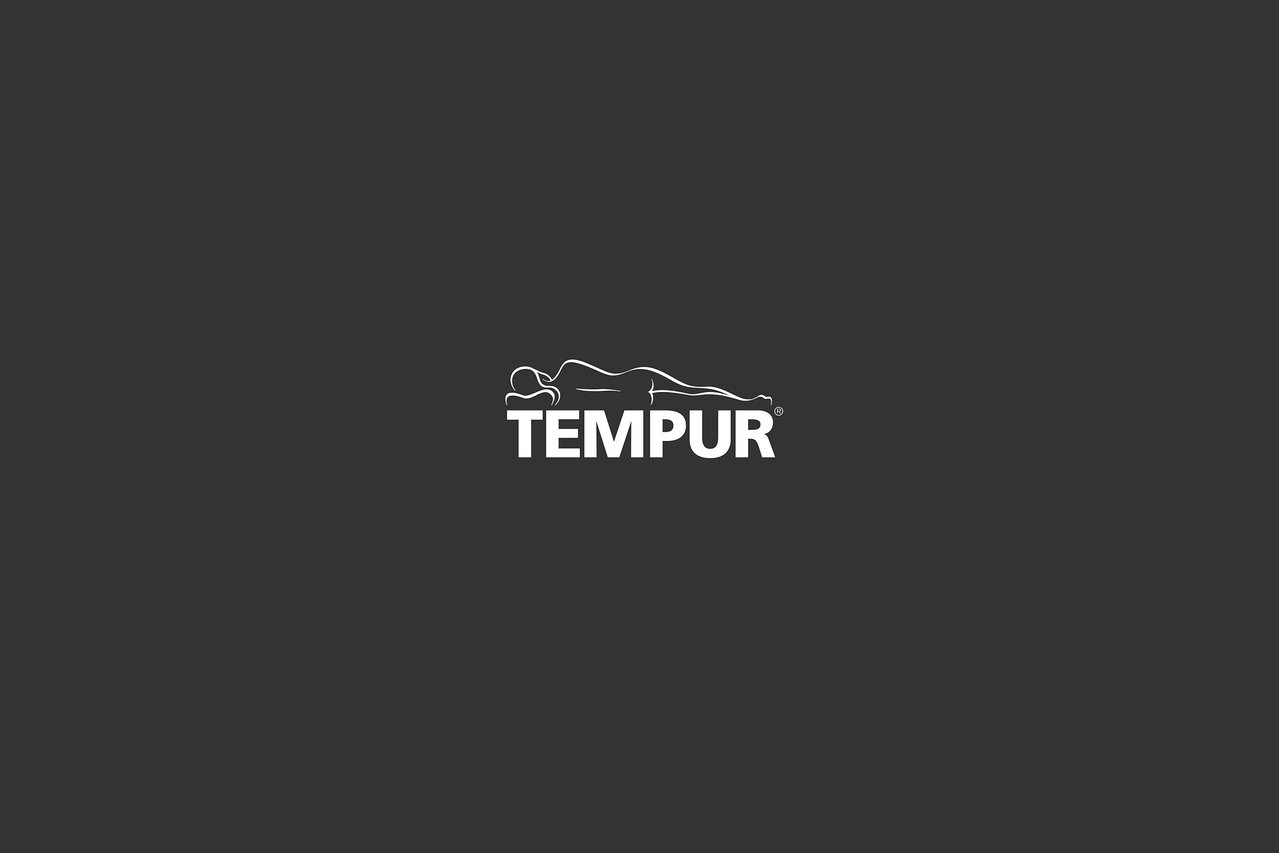 Tempur-Logo mit einer stilisierten Umrisszeichnung einer liegenden Person über dem Wort TEMPUR auf dunkelblauem Hintergrund.