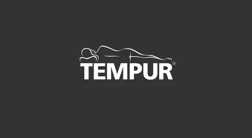 Weißes Tempur Logo auf dunkelgrauem Hintergrund, mit einer stilisierten Umrisszeichnung einer liegenden Person über dem Wort „TEMPUR“.