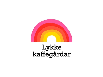 Eine Grafik mit einem Regenbogen in Pink, Rot, Orange und Gelb über dem schwarzen Text „Lykke kaffegårdar“ auf weißem Hintergrund.