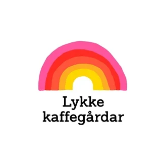 Eine Grafik mit einem Regenbogen in Pink, Rot, Orange und Gelb über dem schwarzen Text „Lykke kaffegårdar“ auf weißem Hintergrund.