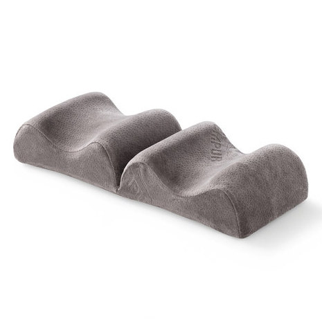 Graues, strukturiertes ergonomisches Kissen mit zwei wellenförmigen Erhöhungen und einer zentralen Vertiefung.