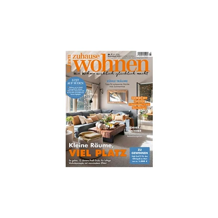 Titelseite des Magazins „zuhause wohnen“ mit modernem Wohnzimmer: graues L-Sofa, Holztisch, Zierkissen. Überschrift: „Kleine Räume, VIEL PLATZ“.