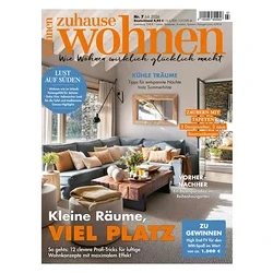 Titelseite des Magazins „zuhause wohnen“ mit modernem Wohnzimmer: graues L-Sofa, Holztisch, Zierkissen. Überschrift: „Kleine Räume, VIEL PLATZ“.
