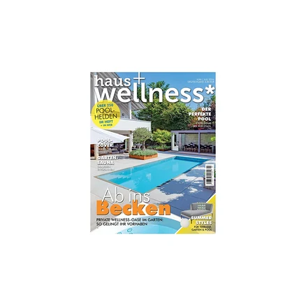 Magazin-Cover von haus+wellness* mit einem modernen Außenpool, umgeben von einer hellen Terrasse, einem weißen Haus, einer verglasten Lounge und grünen Pflanzen. Der Titel "Ab ins Becken" und weitere Themen wie "Der perfekte Pool" und "Summer Styles" sind sichtbar.