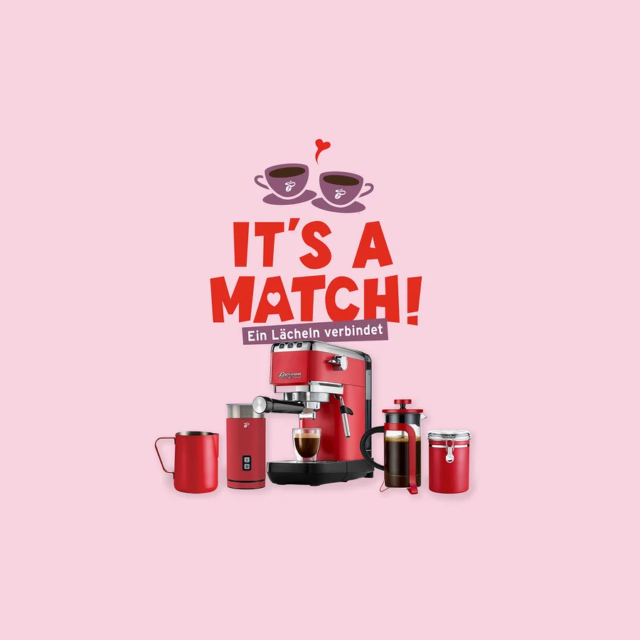 Auf hellrosa Hintergrund stehen eine rote Espressomaschine, eine French Press, eine Tasse, ein Thermobecher und eine Dose.
