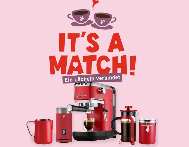 Auf hellrosa Hintergrund stehen eine rote Espressomaschine, eine French Press, eine Tasse, ein Thermobecher und eine Dose.