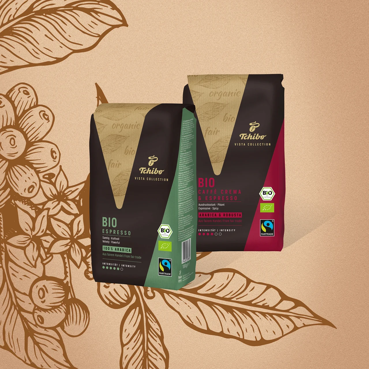 Zwei Tchibo Vista Collection Kaffeepackungen, eine grüne BIO Espresso (Intensität 5/6) und eine rote BIO Caffe Crema & Espresso (Intensität 4/6), stehen vor einem Hintergrund mit Kaffeepflanzen-Illustrationen. Beide Packungen tragen Bio- und Fairtrade-Siegel.