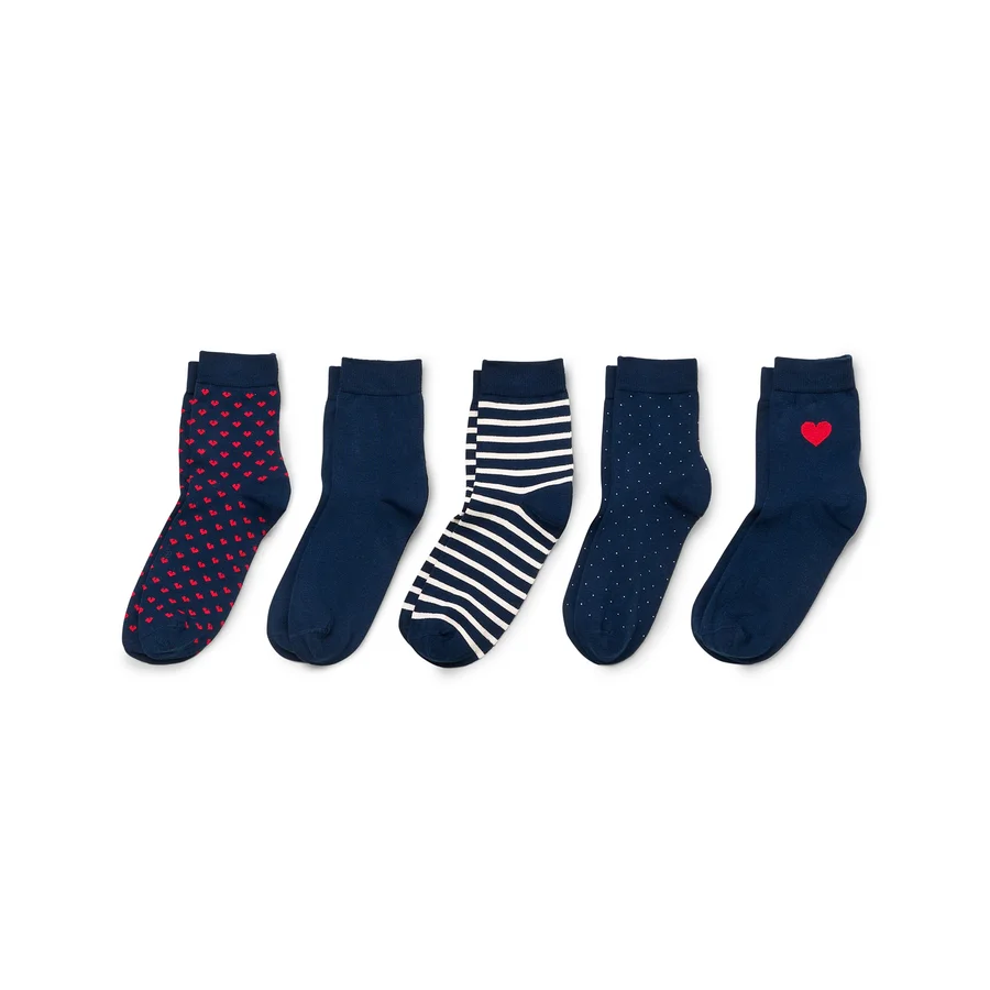 Fünf Paar marineblaue Socken mit roten Herzen, Streifen und Punkten liegen auf weißem Grund.