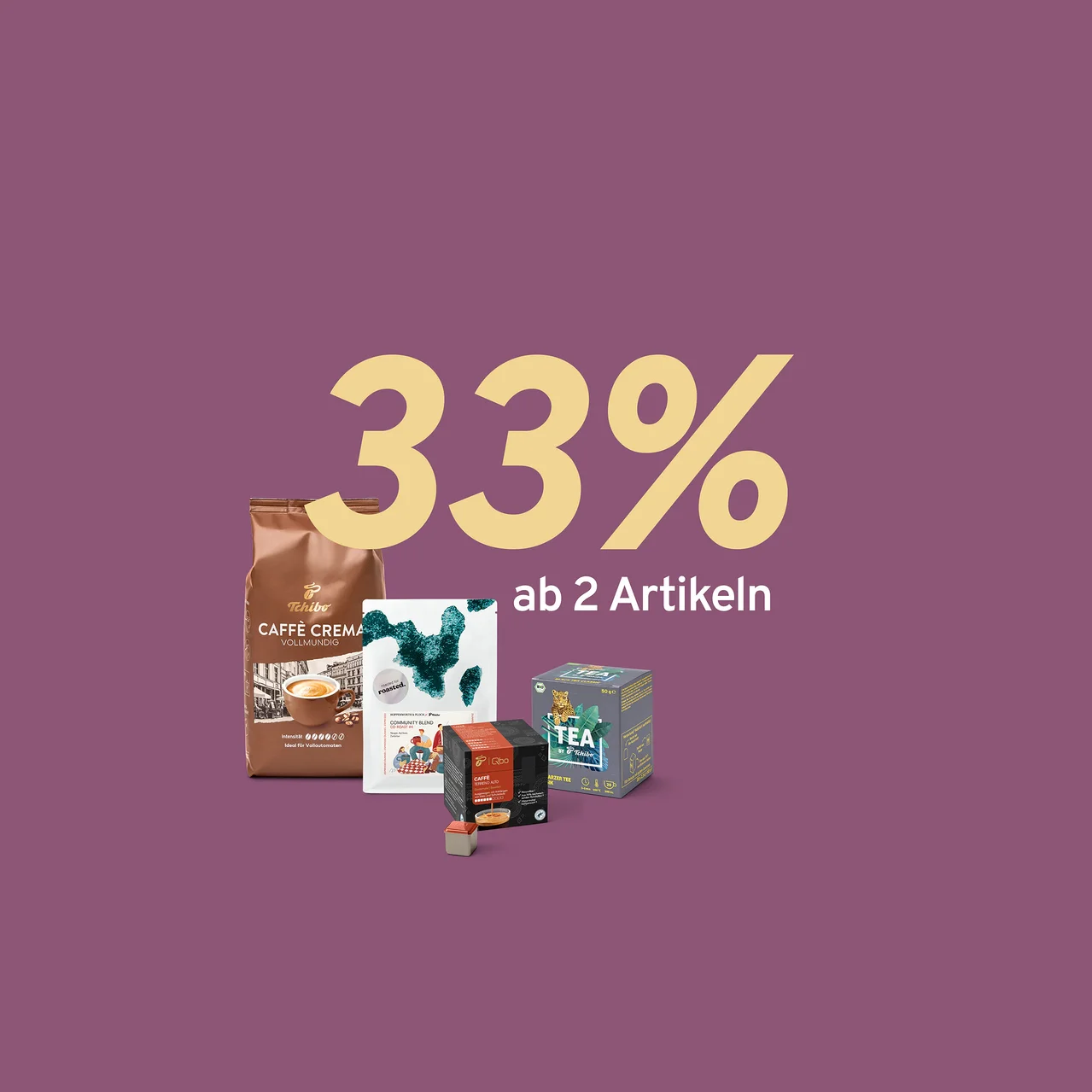 Großer gelber Text „33% ab 2 Artikeln“ auf lila Hintergrund, darunter eine braune Packung Tchibo Caffè Crema Kaffee, eine weiße Packung „roasted.“ Kaffee, eine schwarze Packung Tchibo Kaffeekapseln mit zwei Kapseln und eine blaue Teepackung mit Leopardenmotiv.