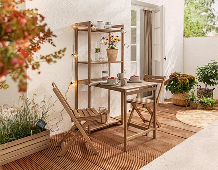 Balkon-Dining Set »Lenja« mit Regal und Solar-Lichterkette, Kugeln mit Rillen auf einem Balkon.