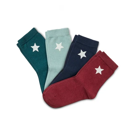 Vier Paar Socken mit Stern in Grün-, Blau- und Rottönen.