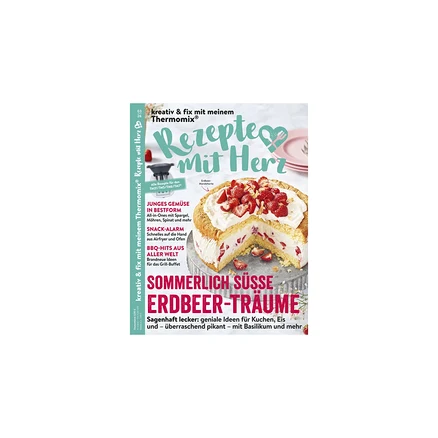 Magazincover „Rezepte mit Herz“ mit einer Erdbeertorte, aus der ein Stück geschnitten ist, mit Sahne und frischen Erdbeeren.