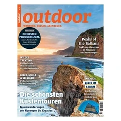 Magazincover „outdoor“: Eine Person steht auf einer Klippe mit Blick auf das Meer bei Sonnenuntergang, Berge im Hintergrund. Ein blaues Zelt ist unten rechts zu sehen. Titel: „Die schönsten Küstentouren“, „Peaks of the Balkans“.