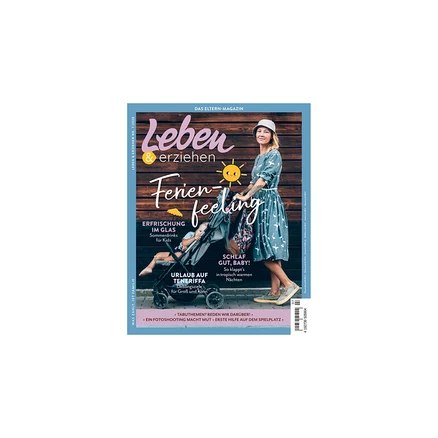 Magazincover von „Leben & erziehen“: Eine lächelnde Frau in blauem Kleid und Hut schiebt einen dunklen Kinderwagen mit einem Kind vor einer Holzwand. Titel: „Ferien feeling“.