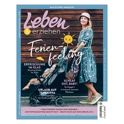 Magazincover von „Leben & erziehen“: Eine lächelnde Frau in blauem Kleid und Hut schiebt einen dunklen Kinderwagen mit einem Kind vor einer Holzwand. Titel: „Ferien feeling“.
