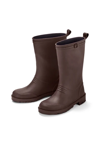 Zwei braune, recycelbare Gummistiefel stehen nebeneinander auf einem weißen Hintergrund.