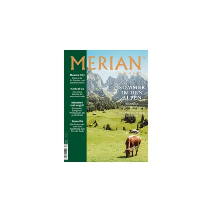 Magazincover Merian mit einer braun-weißen Kuh, die auf einer grünen Almwiese vor einer Bergkulisse grast. Titel: Sommer in den Alpen.
