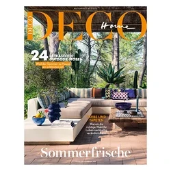 Magazincover von DECO Home mit einer Outdoor-Lounge: L-förmiges Sofa mit Kissen, Couchtisch und Pflanzen. Text: „24 Extraseiten Outdoor-Möbel“, „Farbe und Tapeten“, „Sommerfrische“.