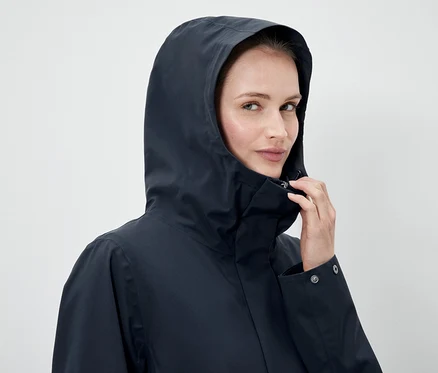 Frau trägt eine dunkelblaue Jacke mit Kapuze.