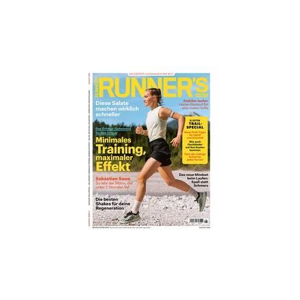 Titelseite des RUNNER'S Magazins mit einer Frau, die auf einem Feldweg läuft. Sie trägt ein helles Oberteil, dunkle Shorts und Laufschuhe, mit einem Armband am linken Arm. Im Hintergrund sind verschwommene Bäume und Berge zu sehen.