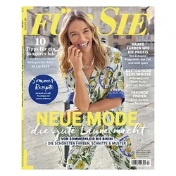 Lächelnde Frau mit blonden Haaren in einem weiß-grünen zweiteiligen Outfit mit Zitronenmuster, posiert auf dem Cover des Magazins „FÜR SIE“.