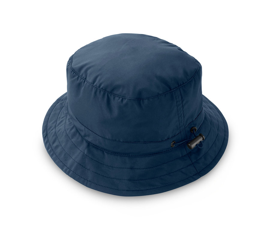 Blauer Trekkinghut mit Tasche auf weißem Hintergrund.