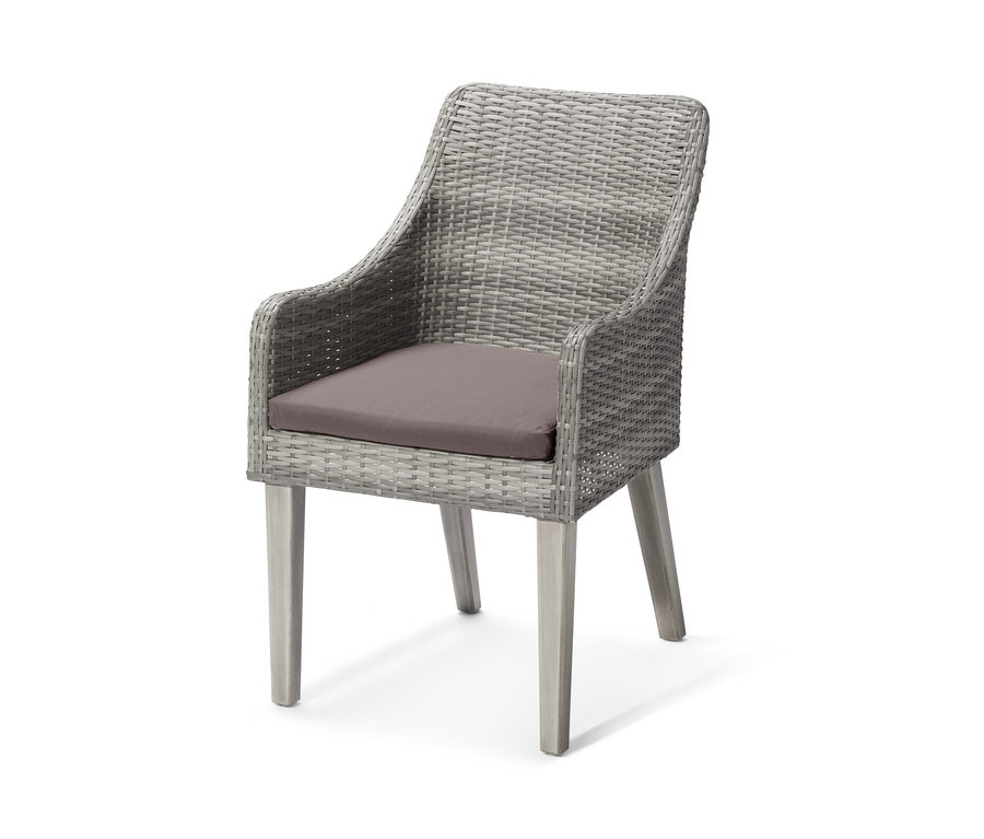 Grauer Gartensessel aus Polyrattan und Akazie mit braunem Sitzkissen.