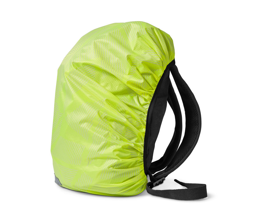 Eine Rucksack-Regenschutzhülle bedeckt einen Rucksack, schwarze Träger sind sichtbar.