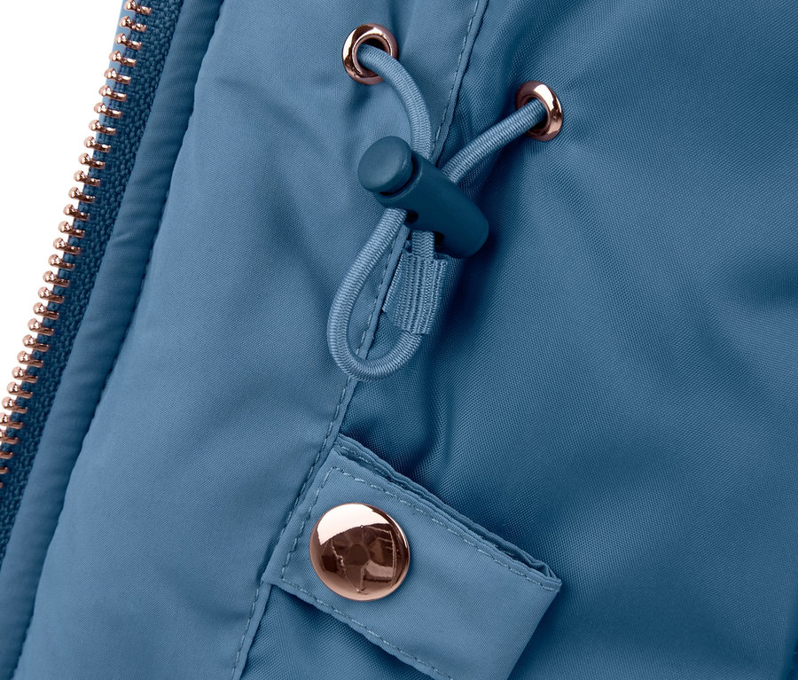 Detailansicht einer hellblauen Bomberjacke mit bronzefarbenem Reißverschluss und Kordelzug.
