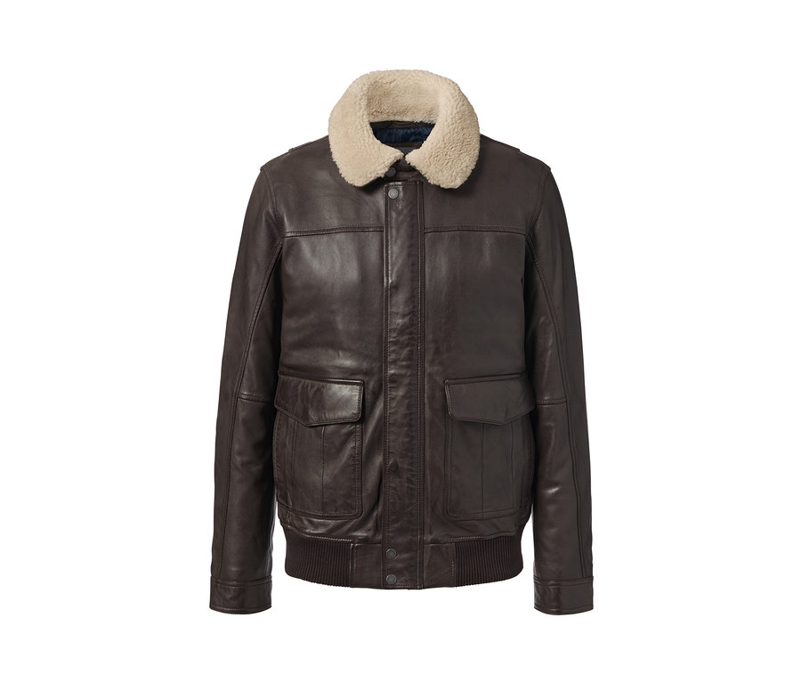 Braune Lederjacke im Aviator-Style mit cremefarbenem Kragen.