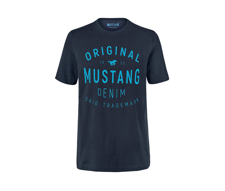 Dunkelblaues T-Shirt »Mustang« mit hellblauem Print.