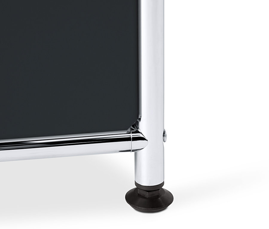 Detailansicht eines schwarzen Highboards Metall »CN3« mit 4 Klappenfächern.