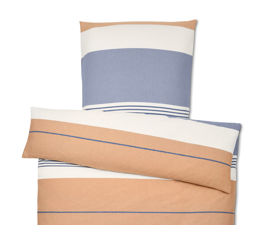 Gestreifte Bettwäsche mit Kopfkissen- und Bettdeckenbezug in Blau, Braun und Weiß.