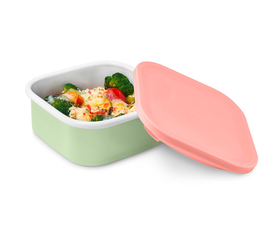 Eine grüne Emaille-Lunchbox mit Inhalt und einem rosa Deckel daneben.