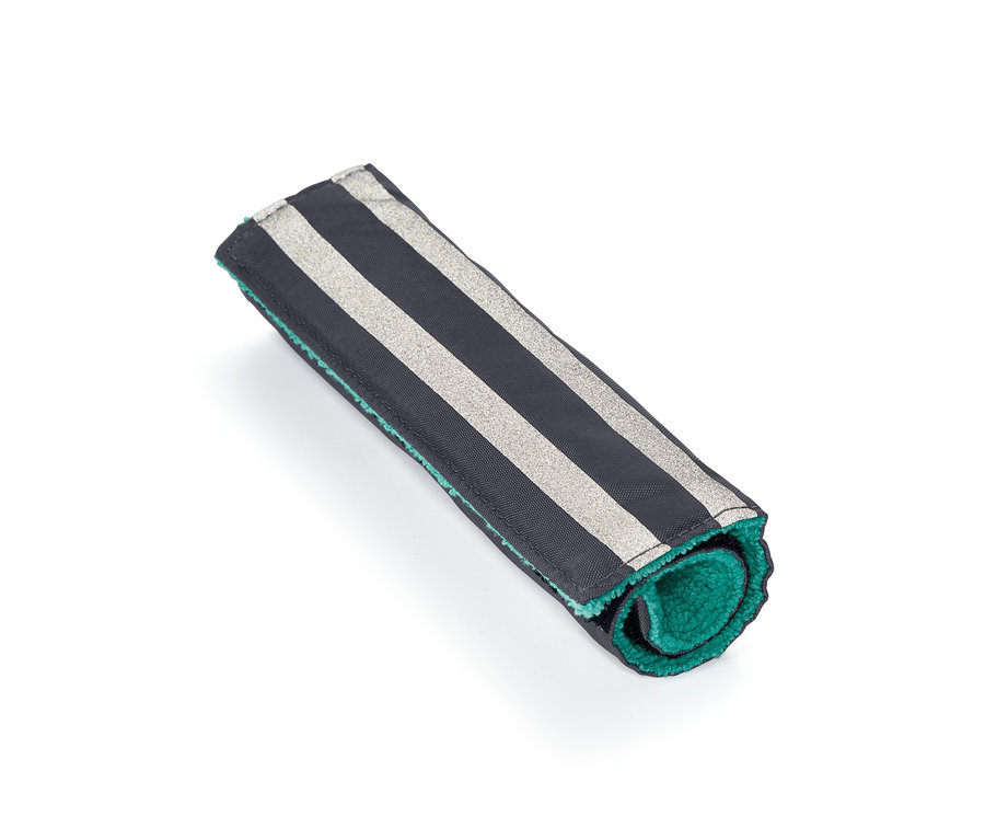 Aufgerolltes Fahrrad-Reinigungstuch mit schwarzen und silbernen Streifen.