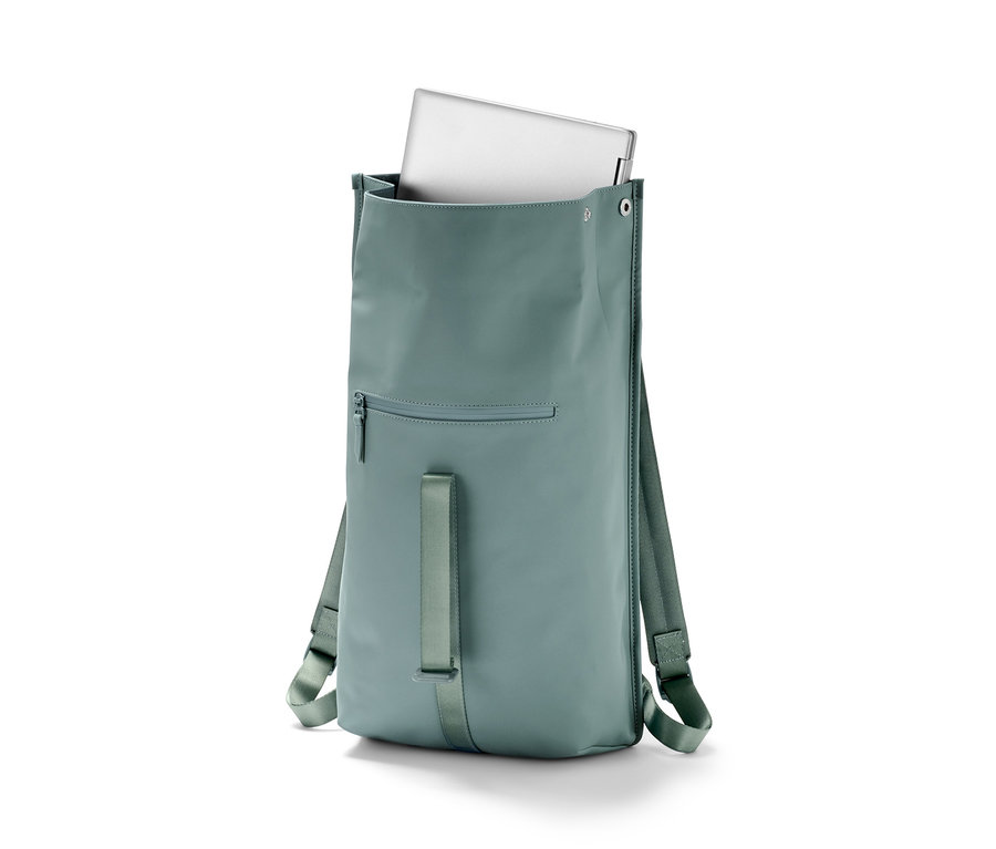 Ein grüner Regenrucksack mit einem Laptop darin.