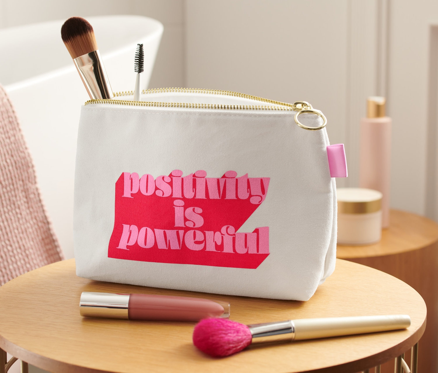 Kosmetiktasche mit Make-up-Pinsel steht auf einem Tisch.