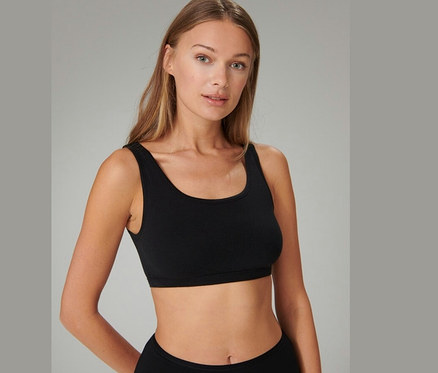 Frau trägt ein schwarzes 2 SCHIESSER Bustiers mit Bio-Baumwolle.