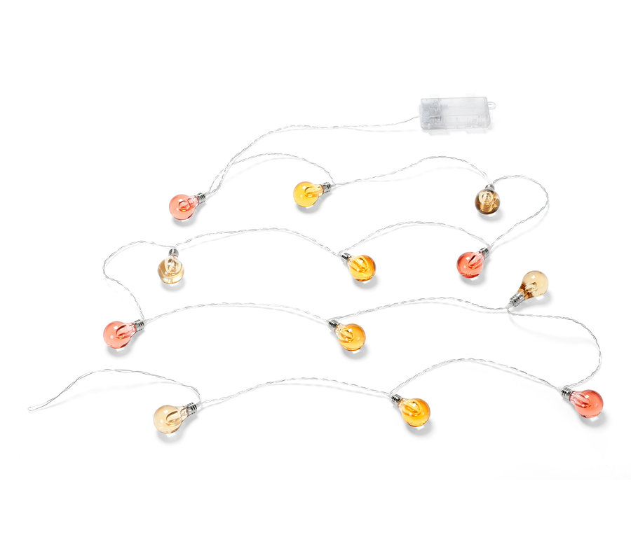 LED-Lichterkette mit orangefarbenen und gelben Glühbirnen auf einem weißen Hintergrund.