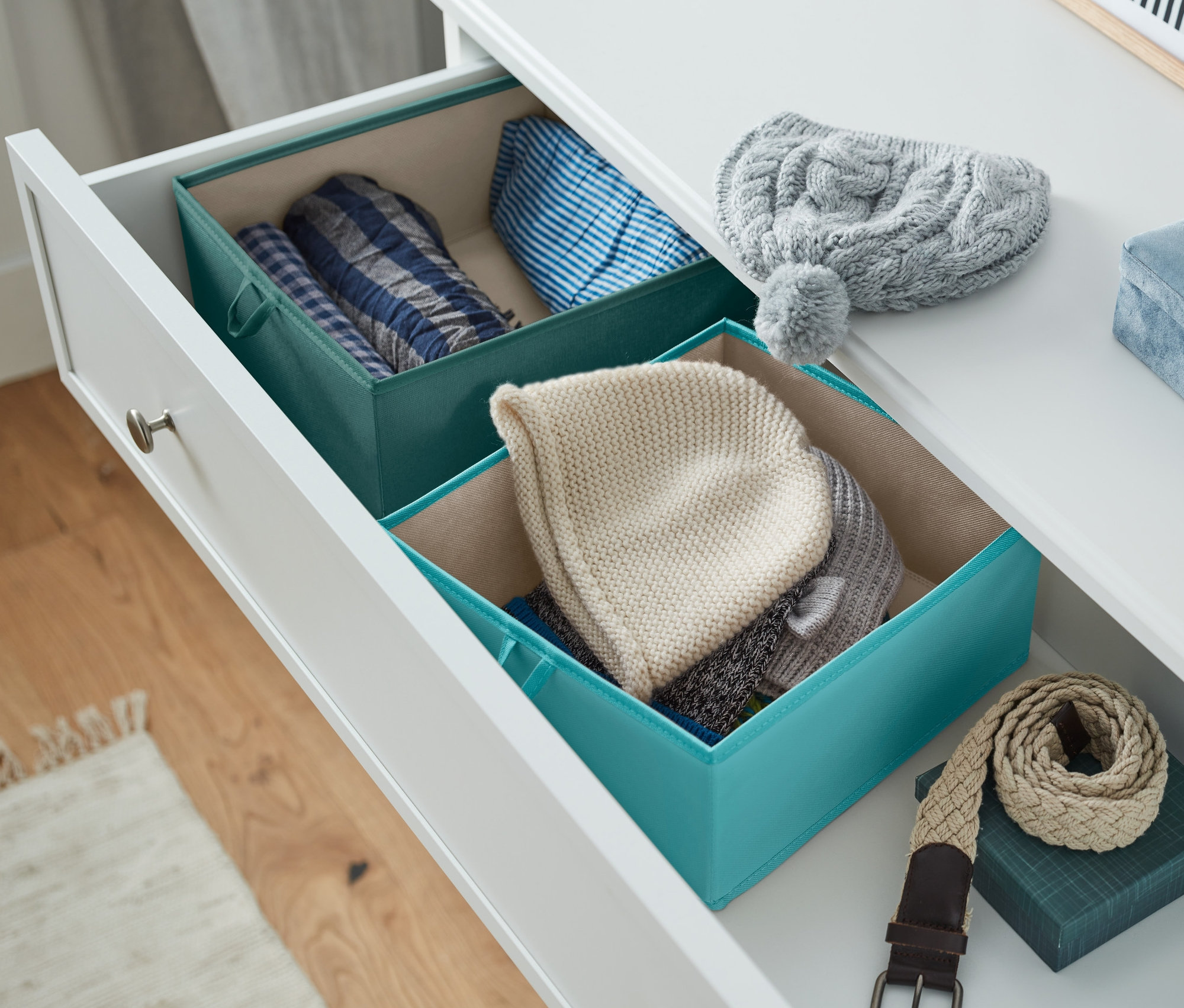 Geöffnete Schublade mit zwei großen Schubladen-Ordnungsboxen.