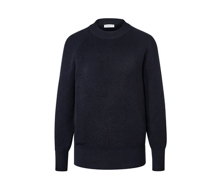 Dunkelblauer Feinstrickpullover.