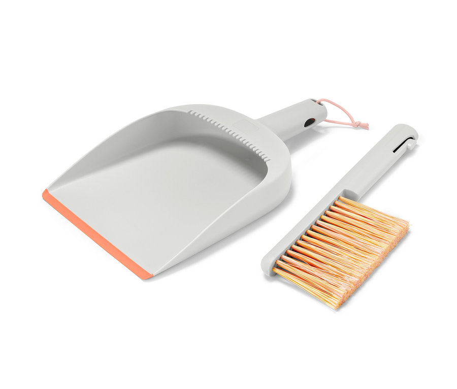 Grauer Handkehrer und Schaufel mit orangen Details.