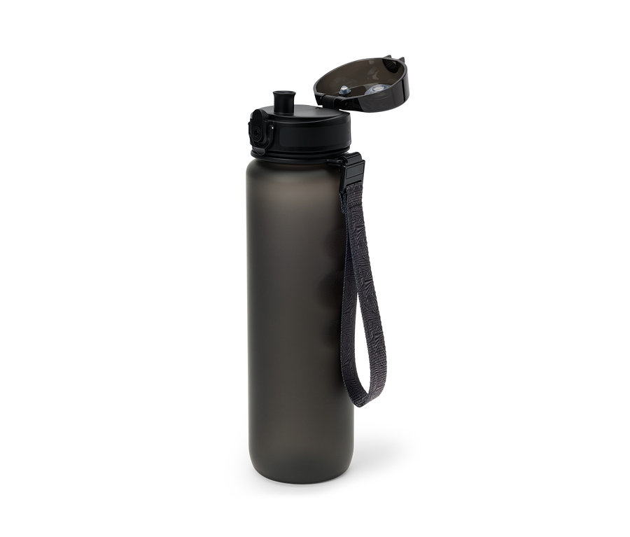 Eine schwarze Trinkflasche mit offenem Deckel und einem Band.