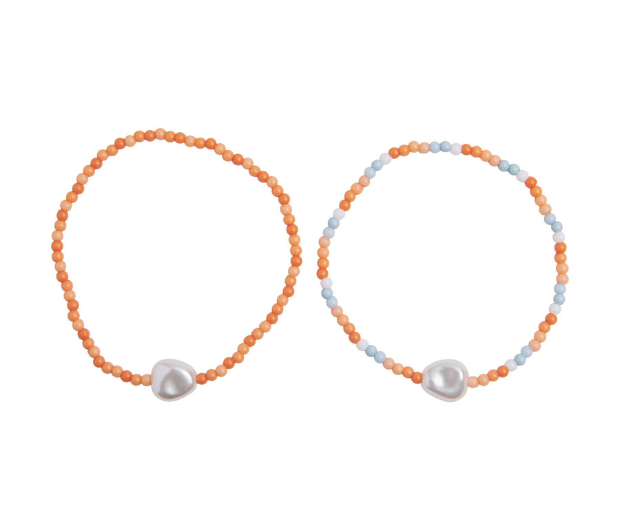 Zwei Armbänder mit Perlen.