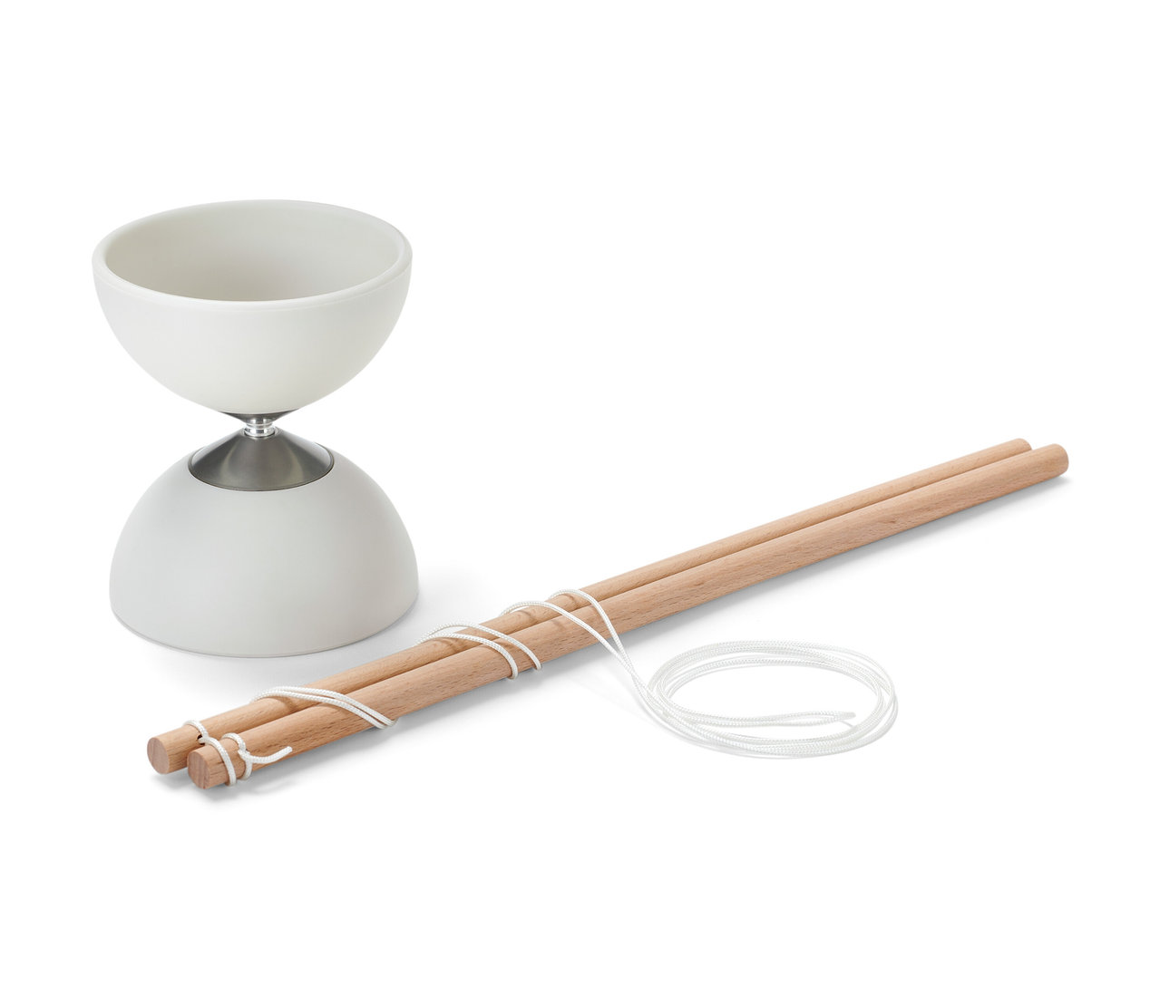 Weißes Diabolo »Glow in the dark« und Holzstäbe mit Schnur auf weißem Hintergrund.