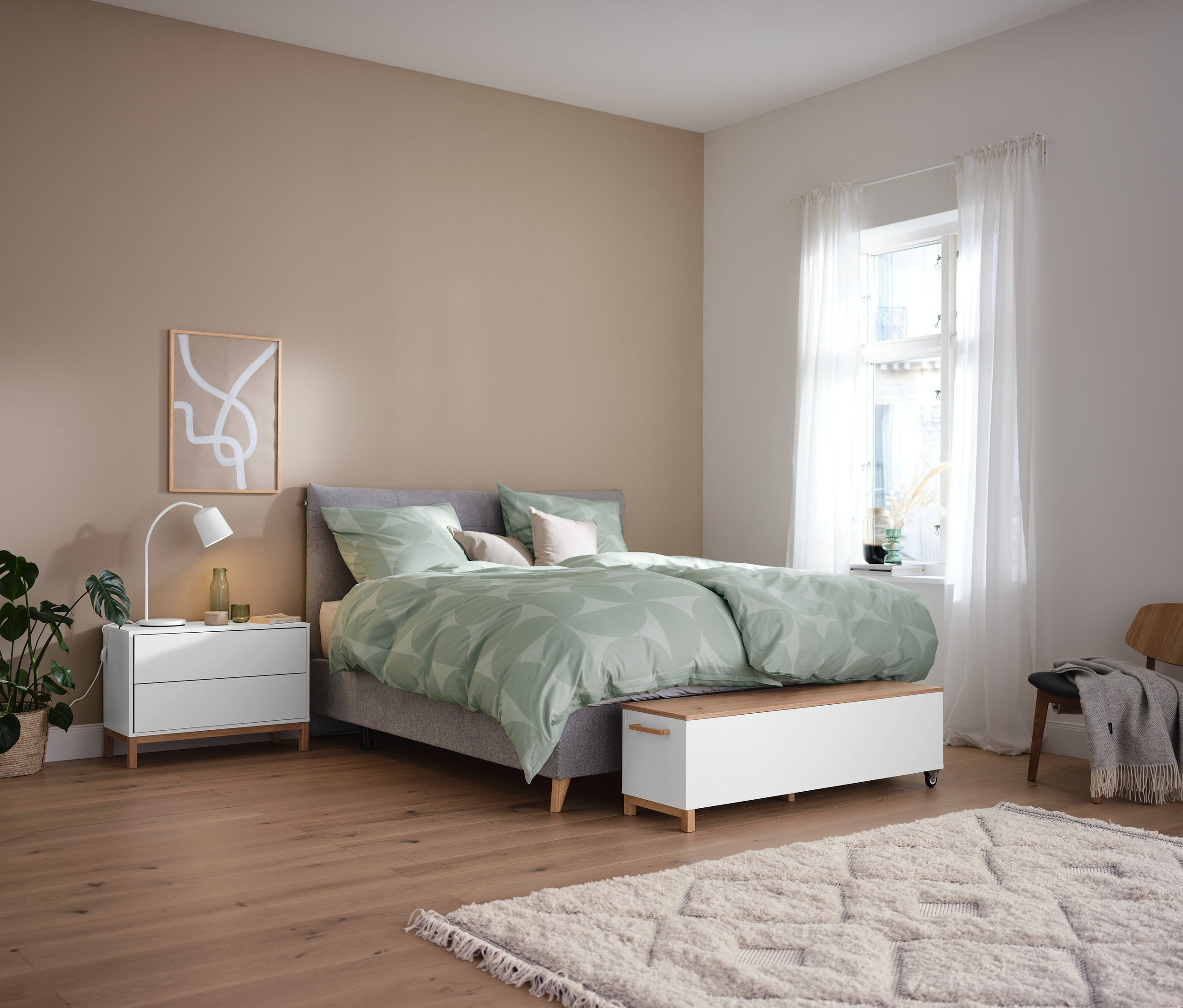 Schlafzimmer mit Boxspringbett »Milla« in platingrau, Premium-Baumwoll-Bettwäsche in Normal- und Übergröße, Bettbank mit Truhenfunktion und Indoorteppich »NATIVO Boho Lines«.
