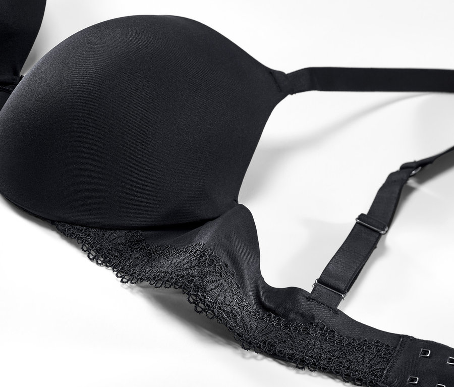 Schwarzer T-Shirt-BH mit Spitze auf weißem Hintergrund.
