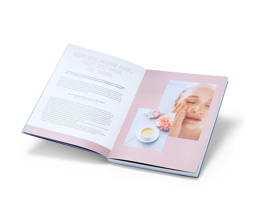 Geöffnetes Buch mit Foto einer Frau, Blumen und einer Tasse Kaffee. Buch »Optimize Yourself«.