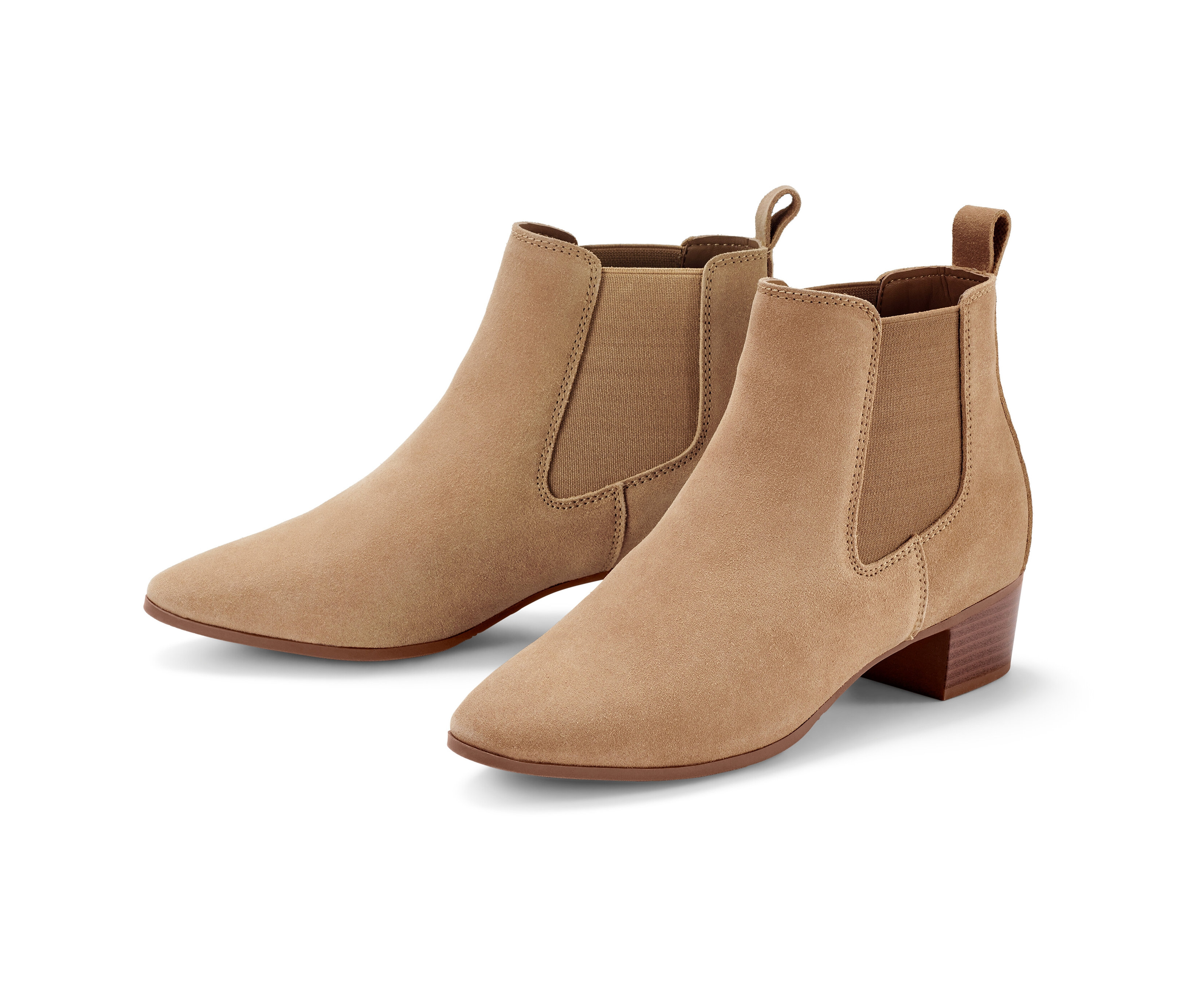 Zwei Stiefeletten aus Veloursleder liegen auf einem weißen Hintergrund.